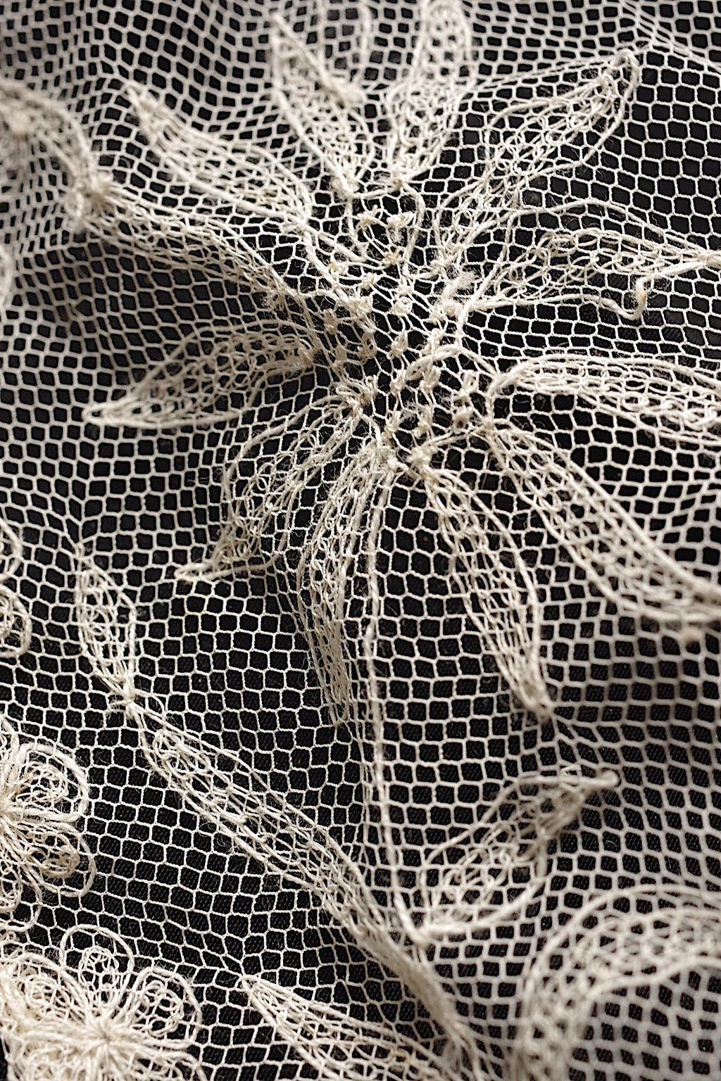 For use with antique lace (dentelle ancienne, antique)