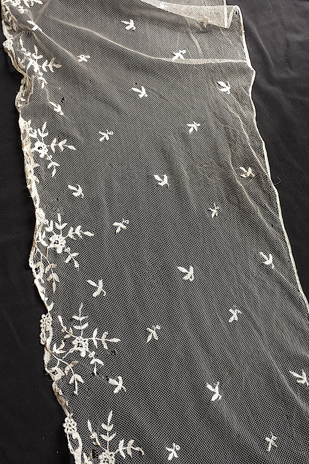 For use with antique lace (dentelle ancienne, antique)