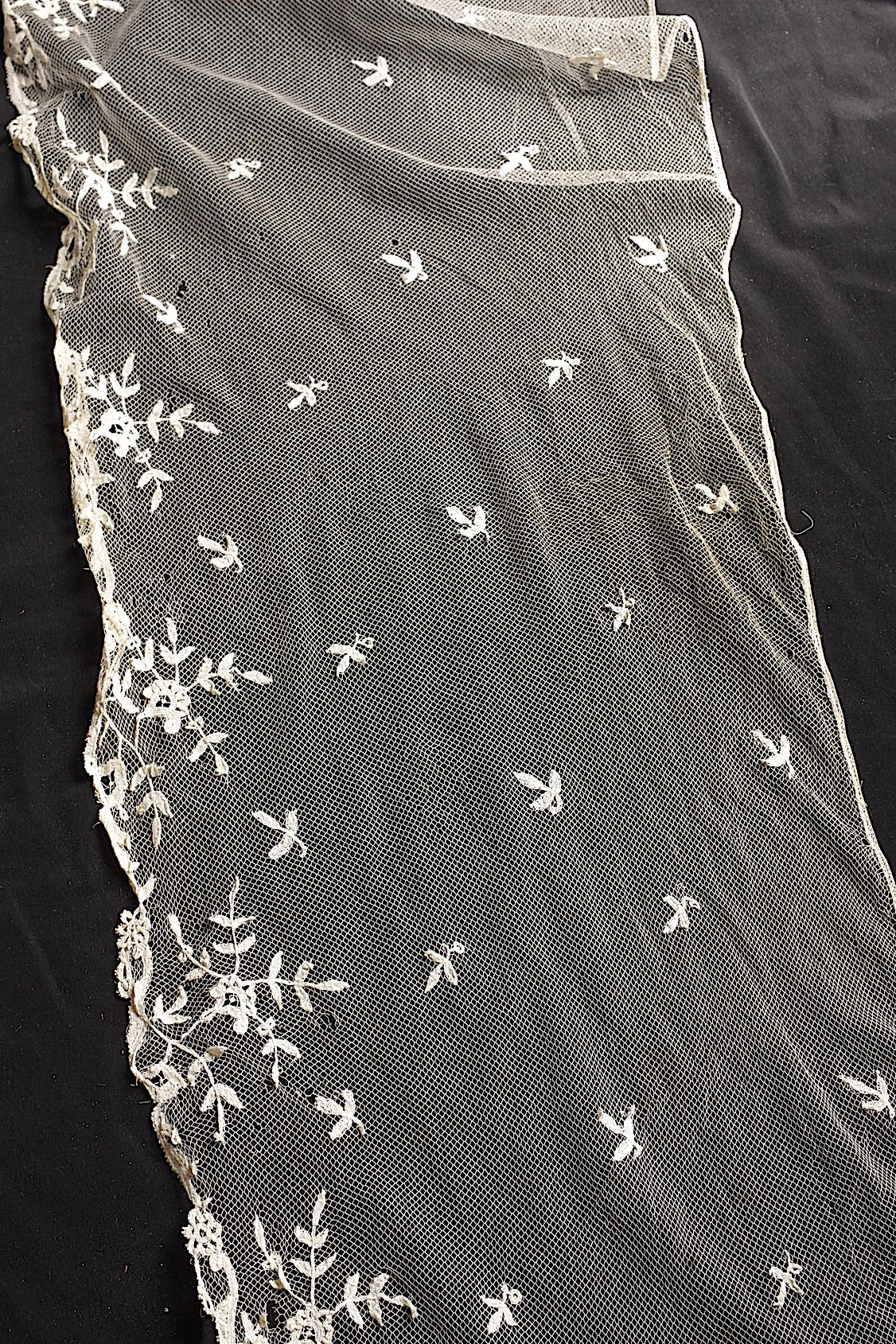 For use with antique lace (dentelle ancienne, antique)