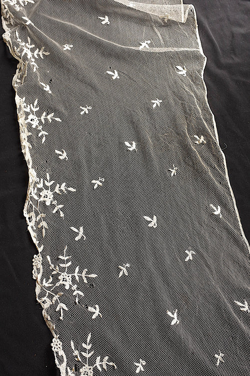 For use with antique lace (dentelle ancienne, antique)