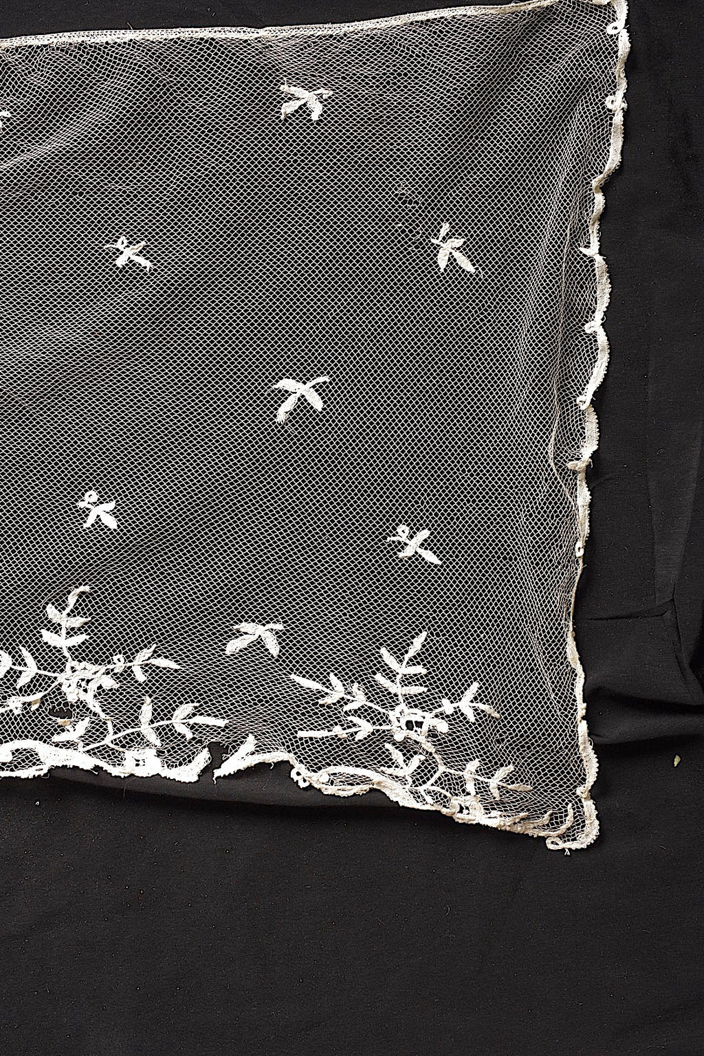 For use with antique lace (dentelle ancienne, antique)