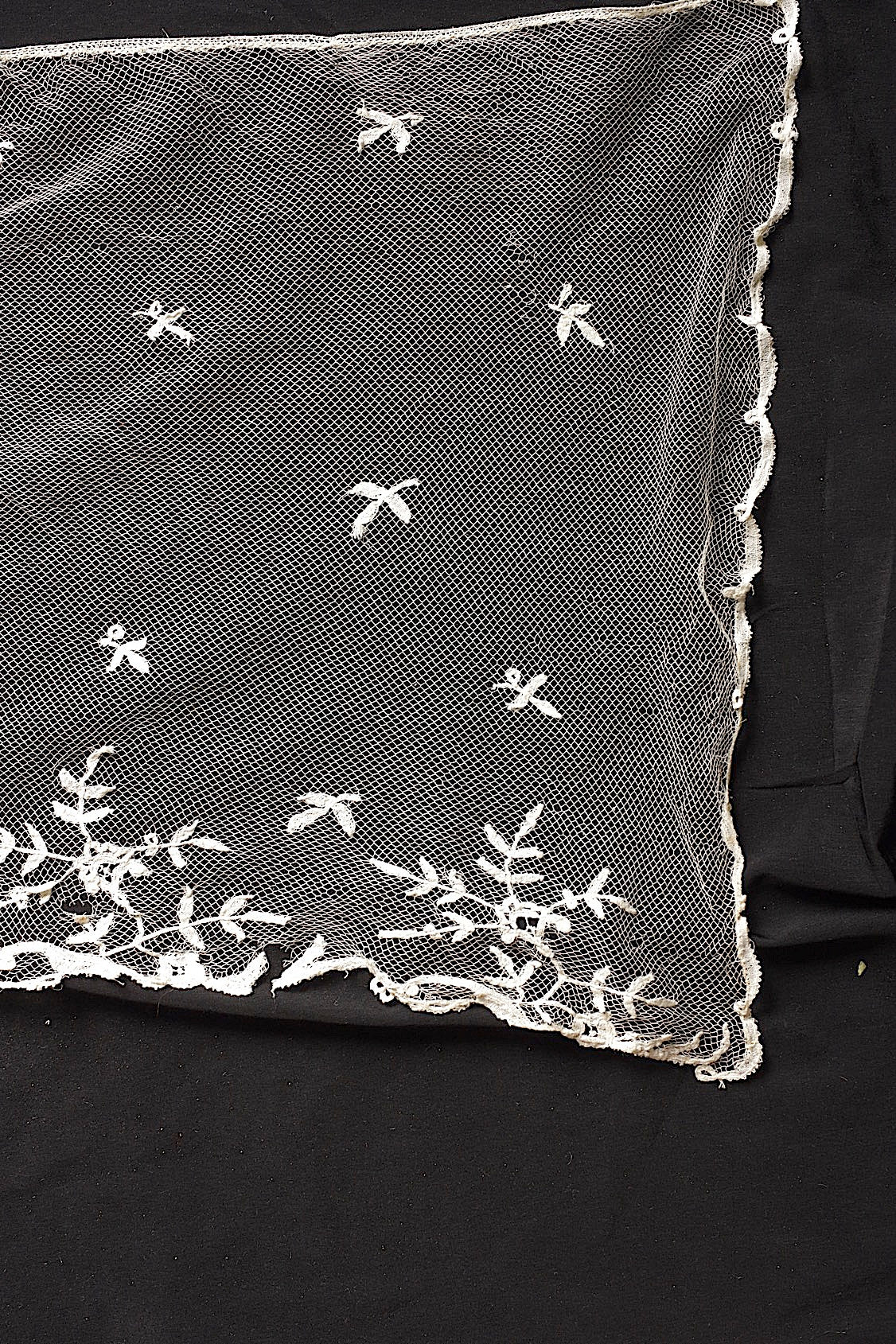 For use with antique lace (dentelle ancienne, antique)