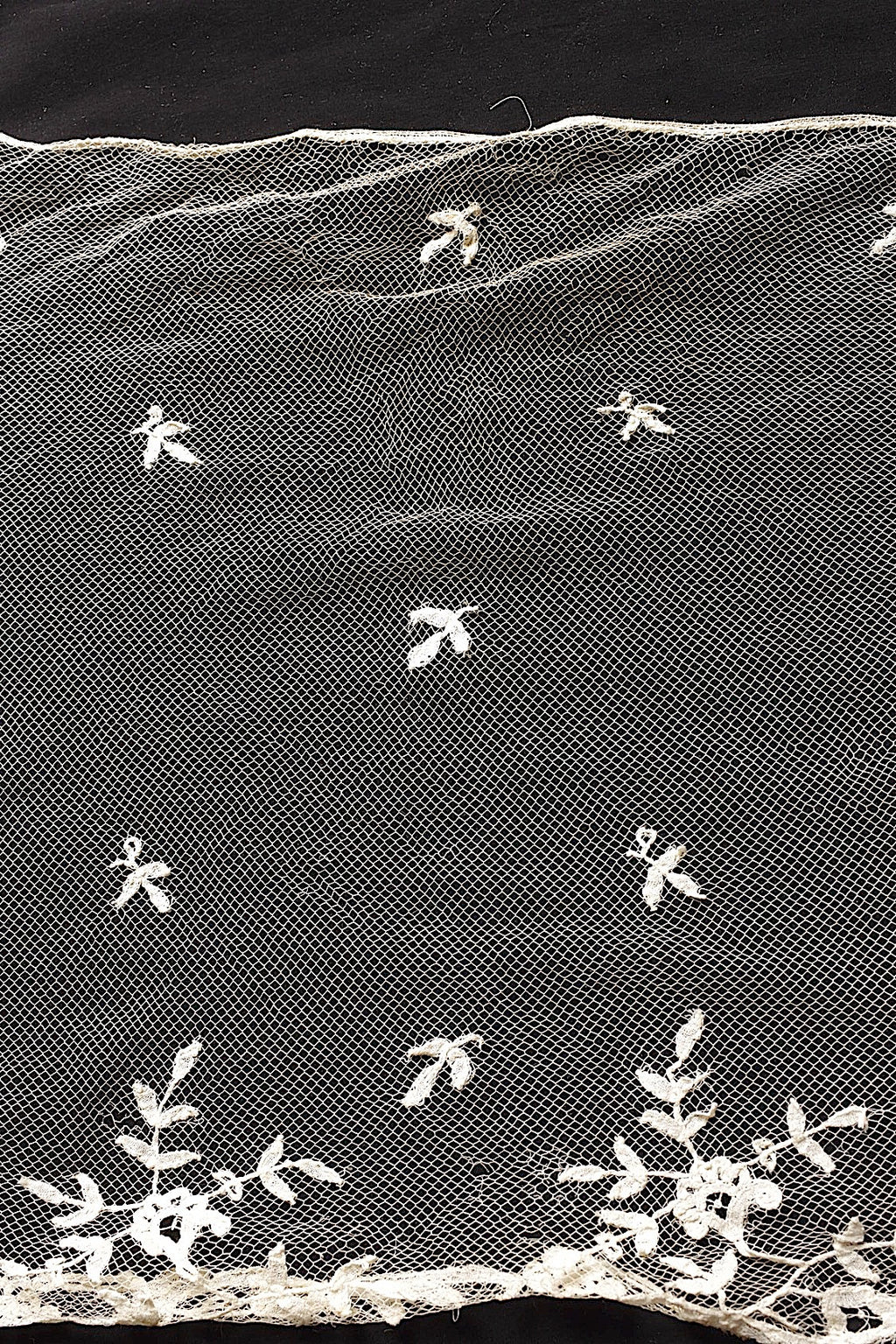 For use with antique lace (dentelle ancienne, antique)