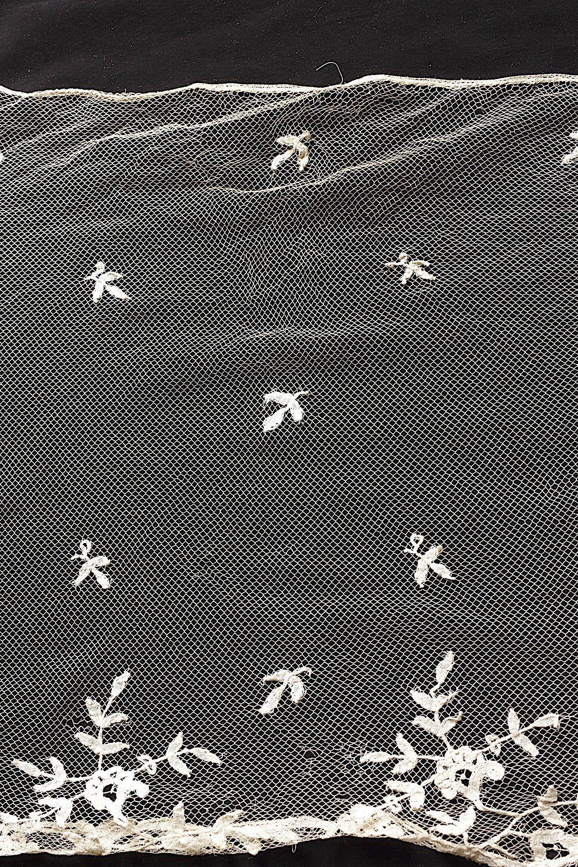For use with antique lace (dentelle ancienne, antique)