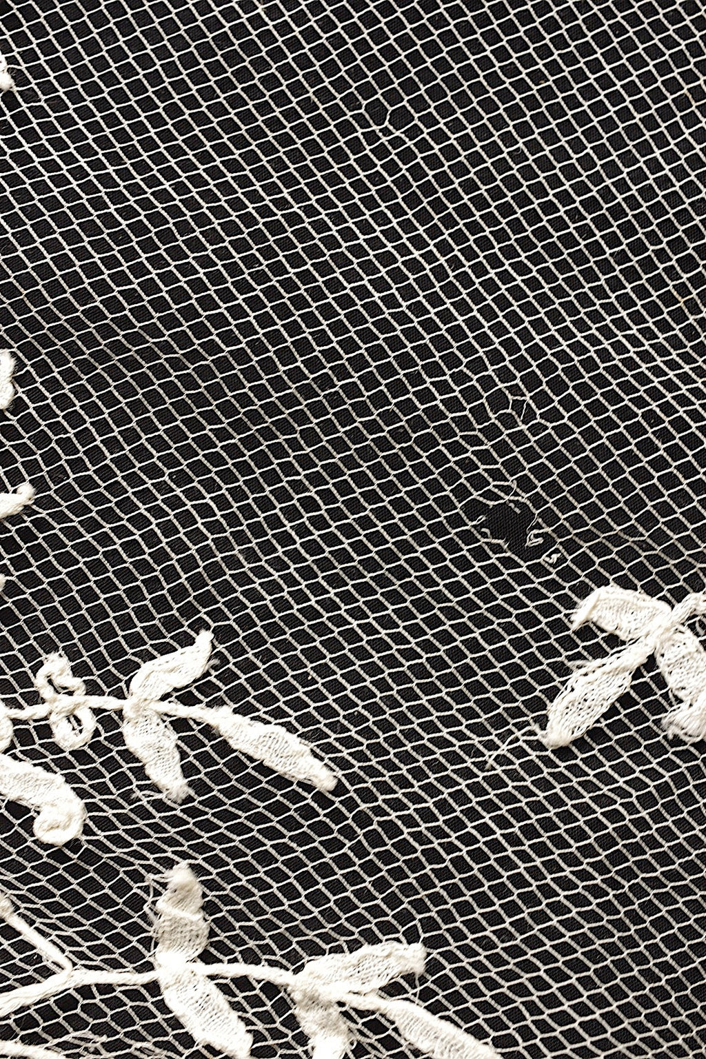For use with antique lace (dentelle ancienne, antique)