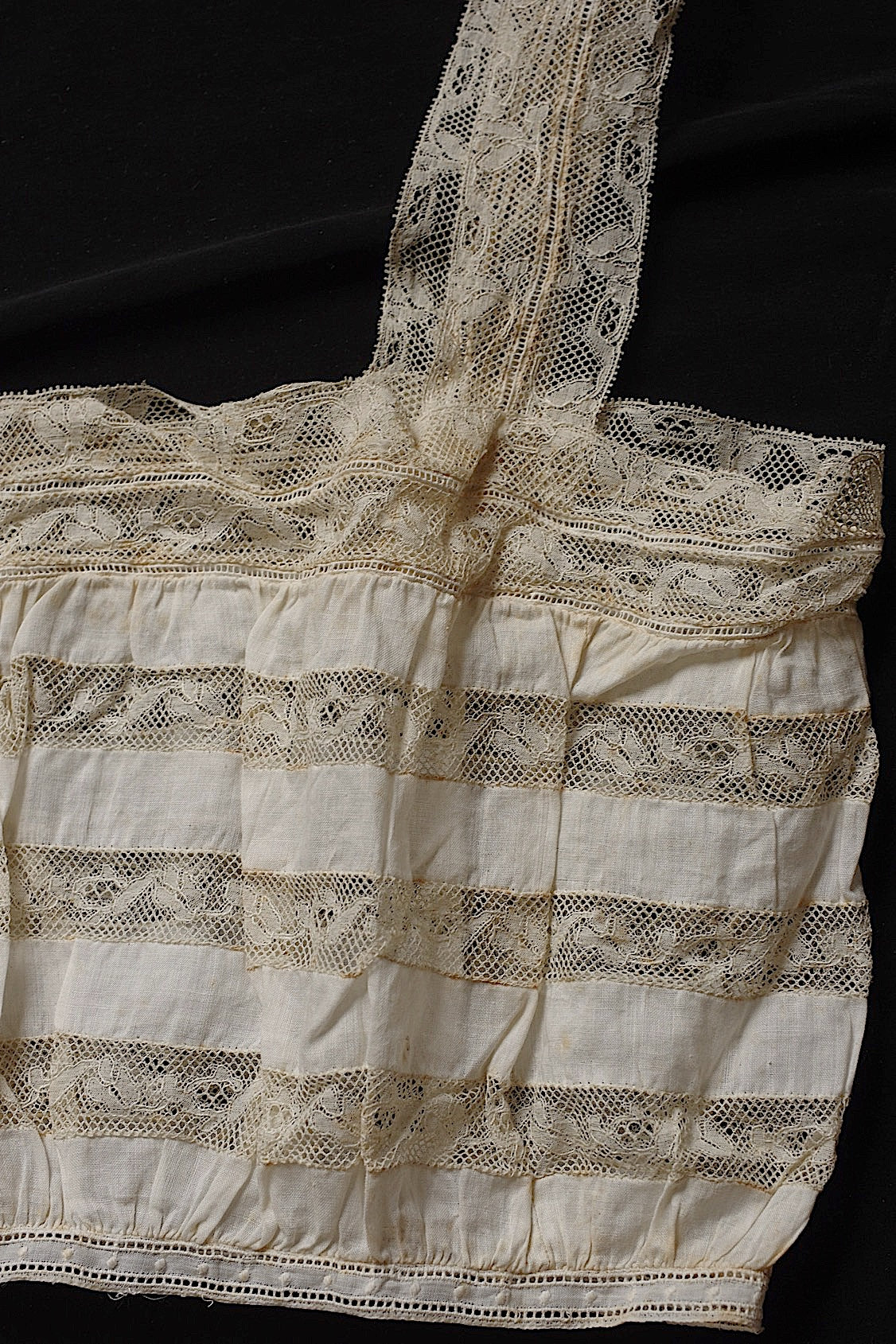 Dentelle ancienne, chutes de dentelle