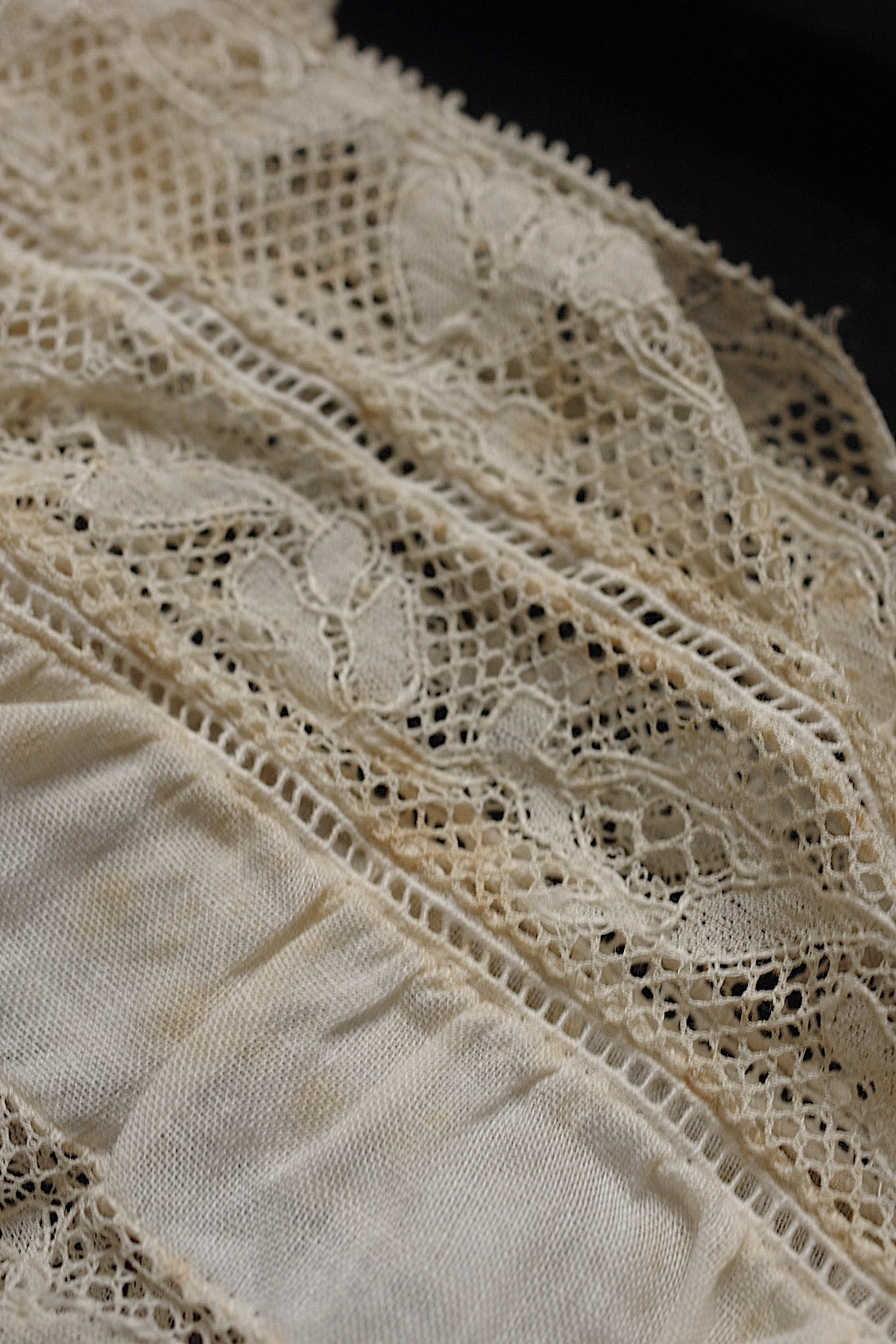 Dentelle ancienne, chutes de dentelle