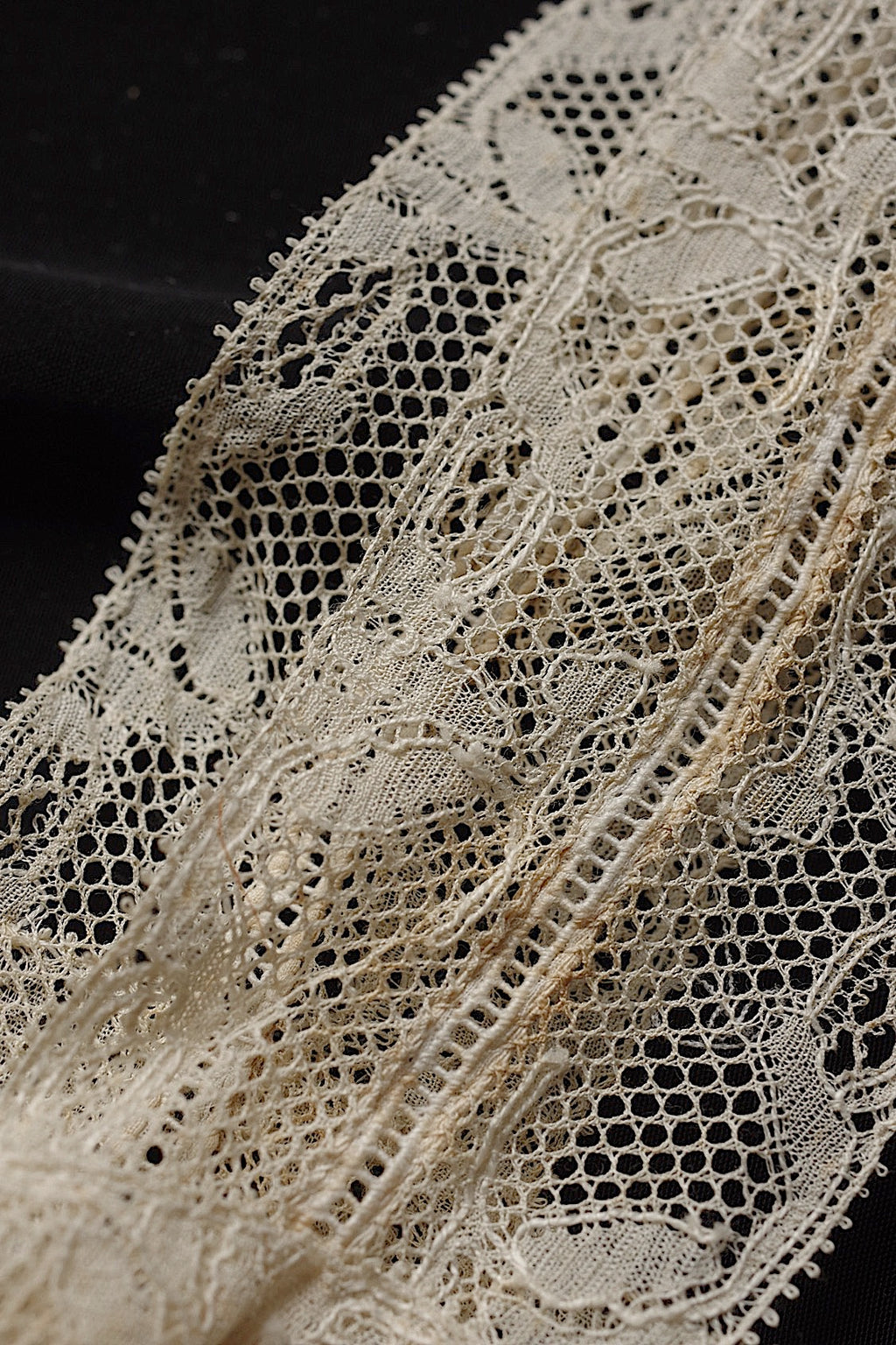 Dentelle ancienne, chutes de dentelle