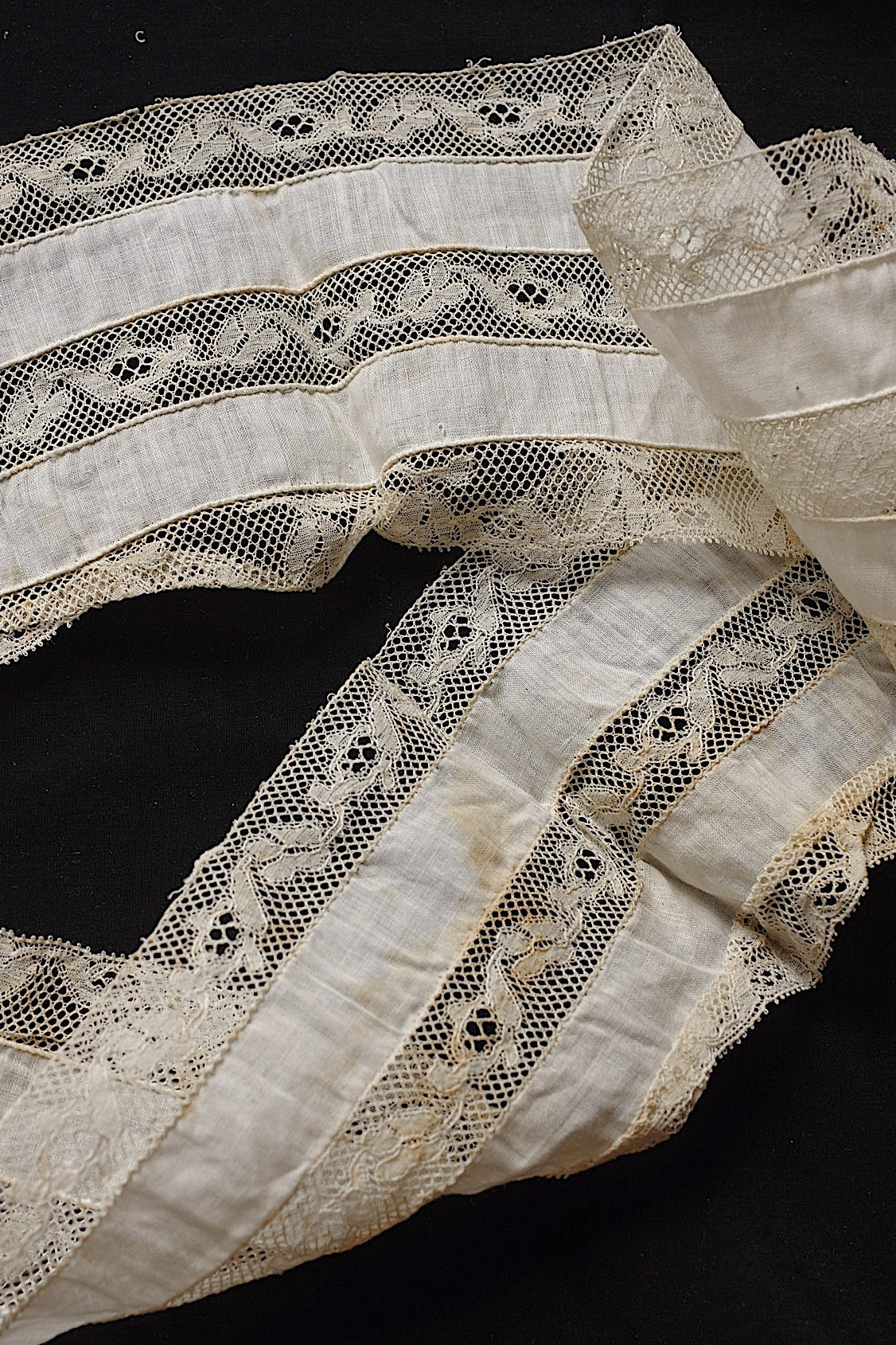 Dentelle ancienne, chutes de dentelle