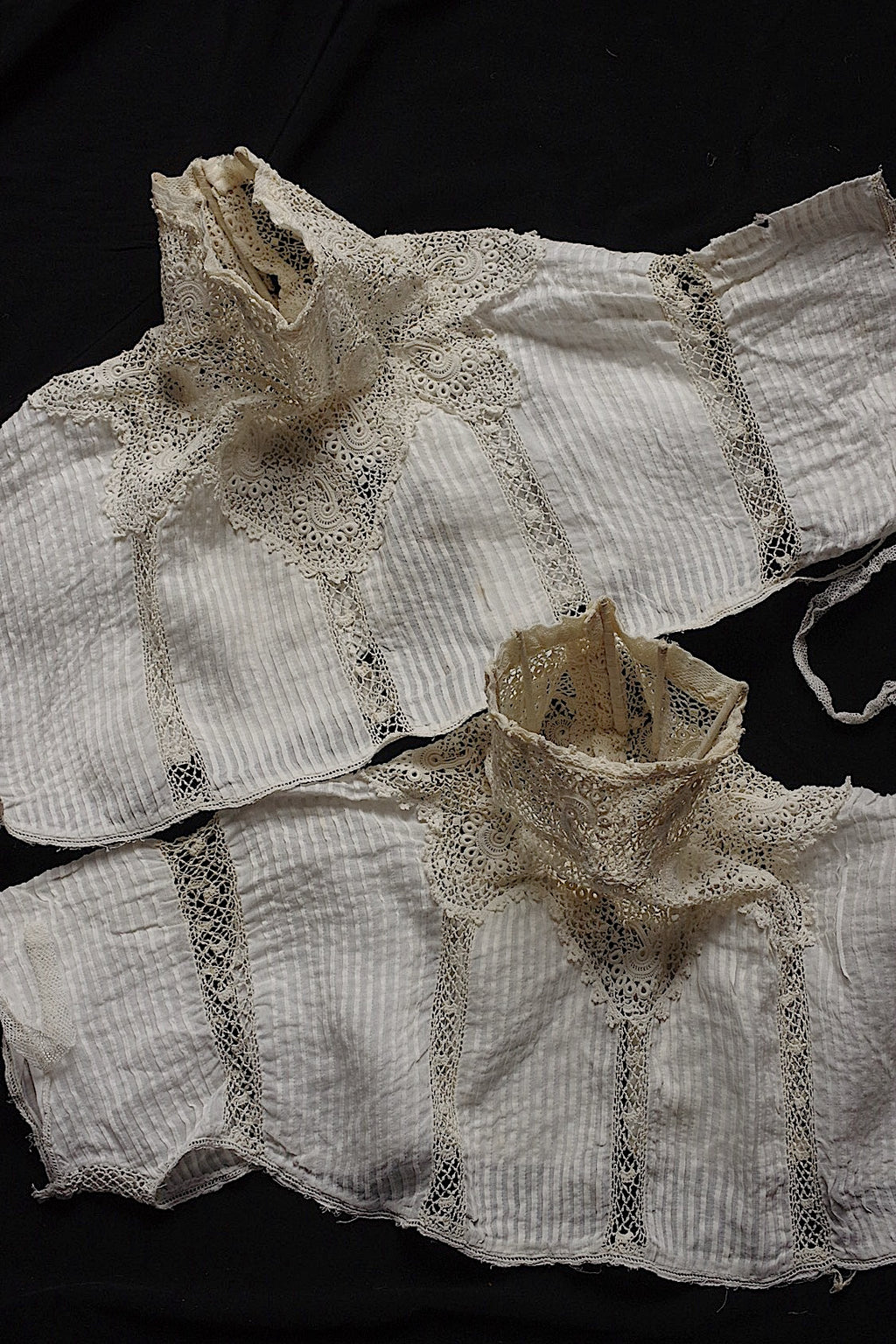 Dentelle ancienne, col n° 1, pour confection