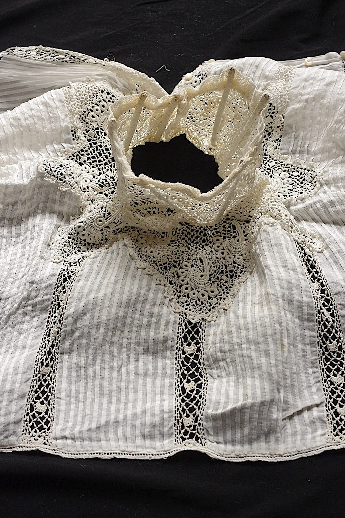 Dentelle ancienne, col n° 1, pour confection