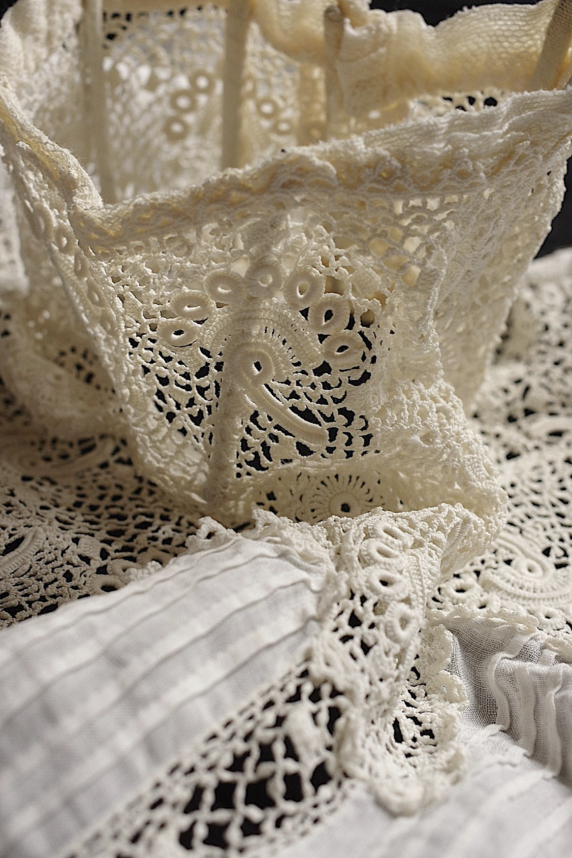 Dentelle ancienne, col n° 1, pour confection