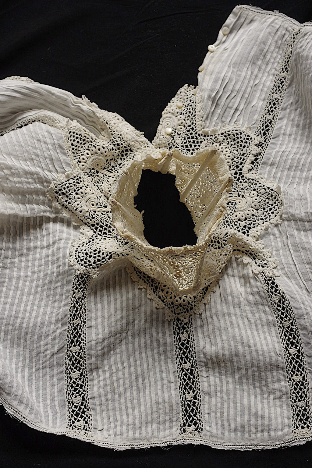 Dentelle ancienne, col n° 1, pour confection
