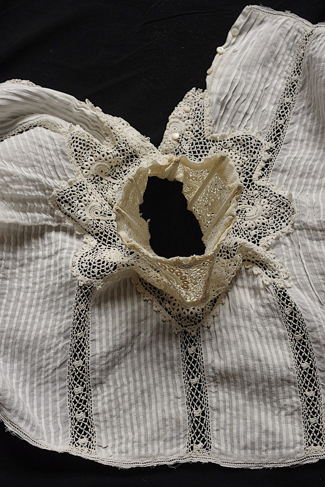 Dentelle ancienne, col n° 1, pour confection