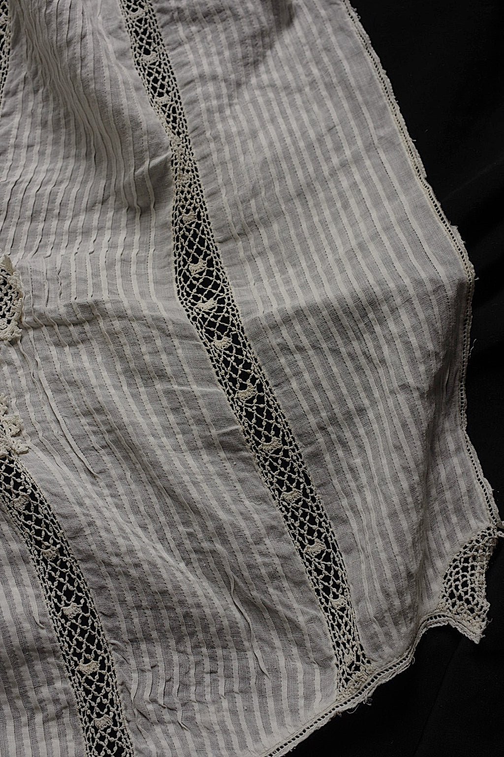 Dentelle ancienne, col n° 1, pour confection