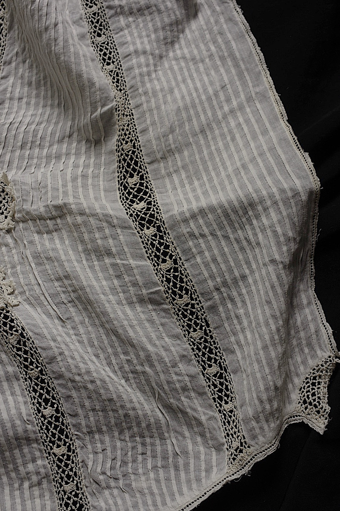 Dentelle ancienne, col n° 1, pour confection