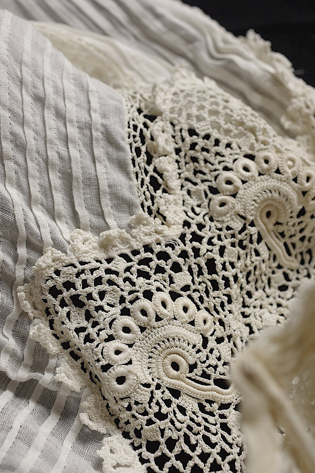 Dentelle ancienne, col n° 1, pour confection