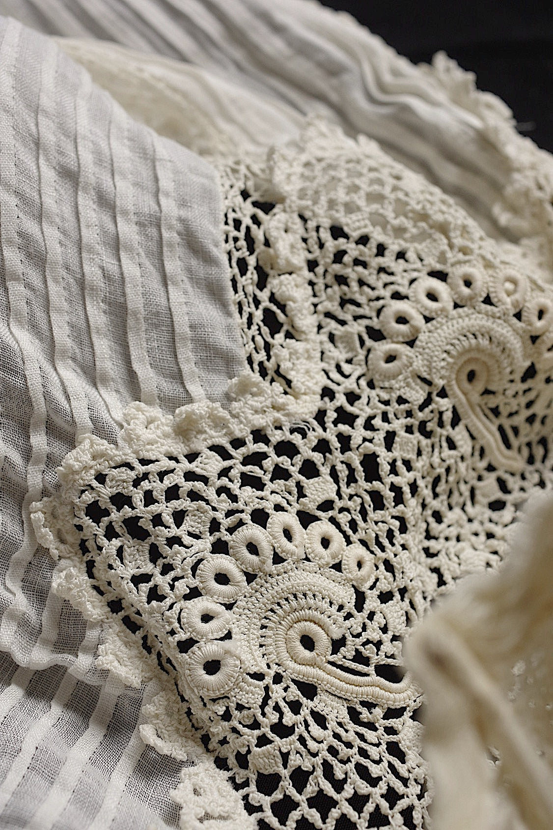 Dentelle ancienne, col n° 1, pour confection
