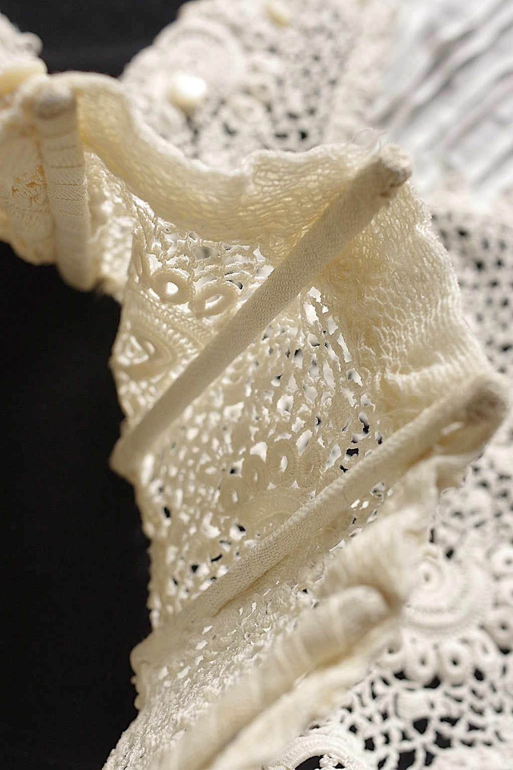 Dentelle ancienne, col n° 1, pour confection