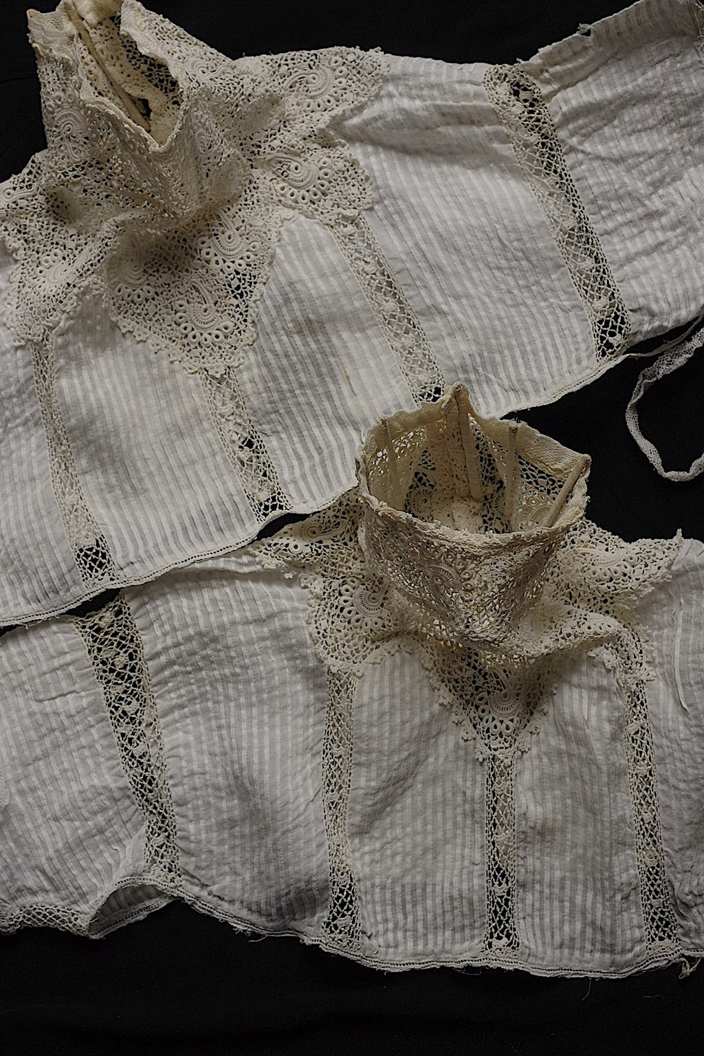 Dentelle ancienne, col n° 1, pour confection