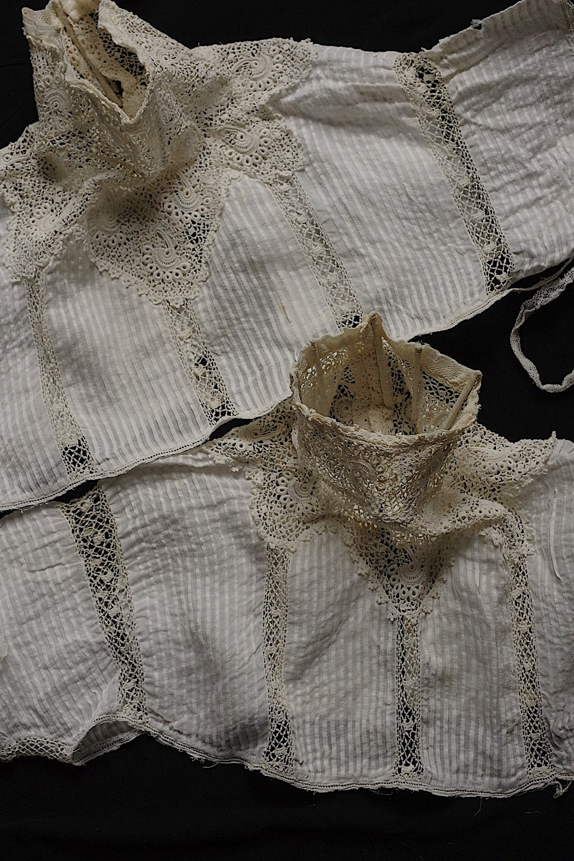 Dentelle ancienne, col n° 1, pour confection