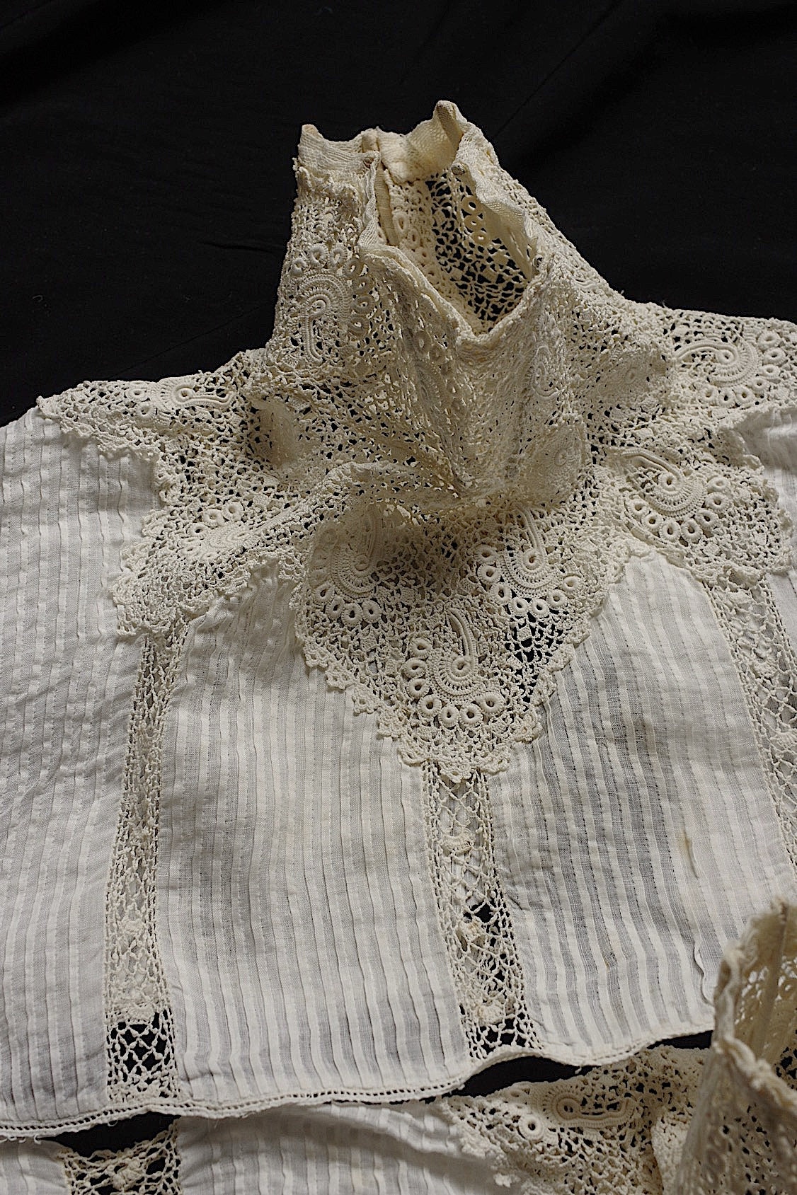 Dentelle ancienne, col n° 1, pour confection