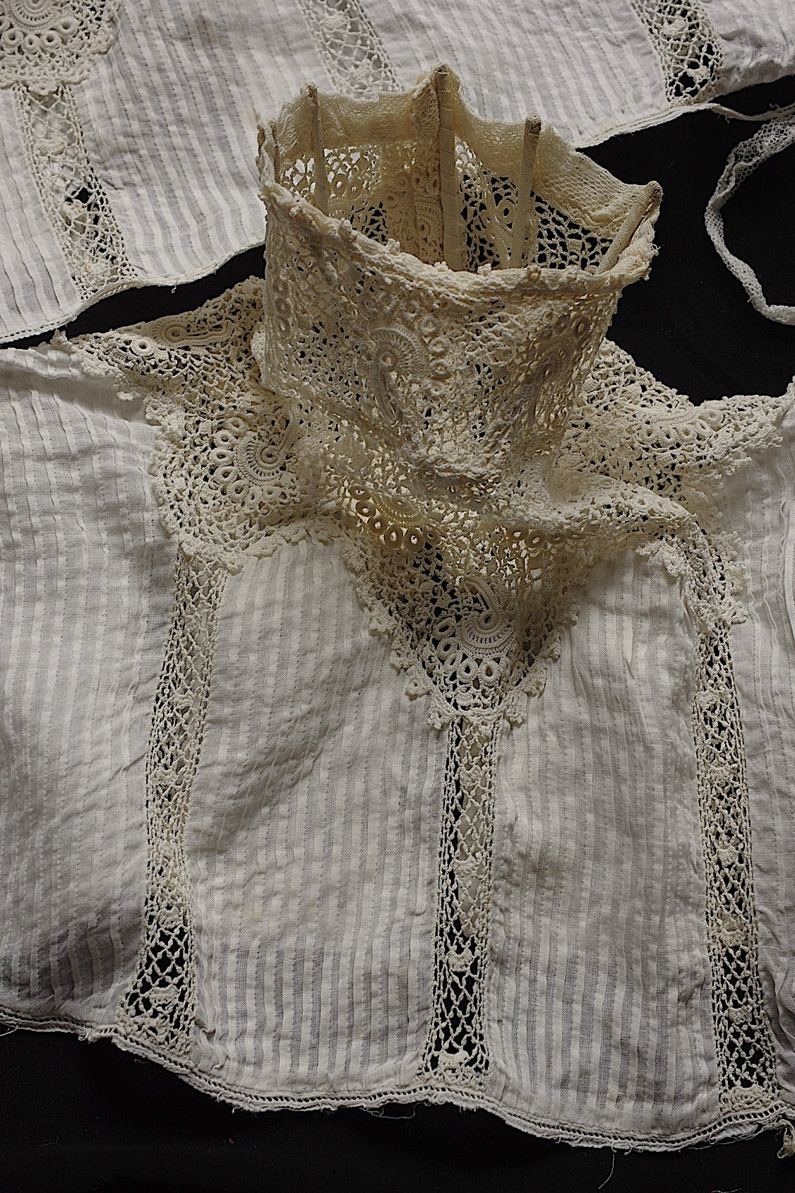 Dentelle ancienne, col n° 1, pour confection