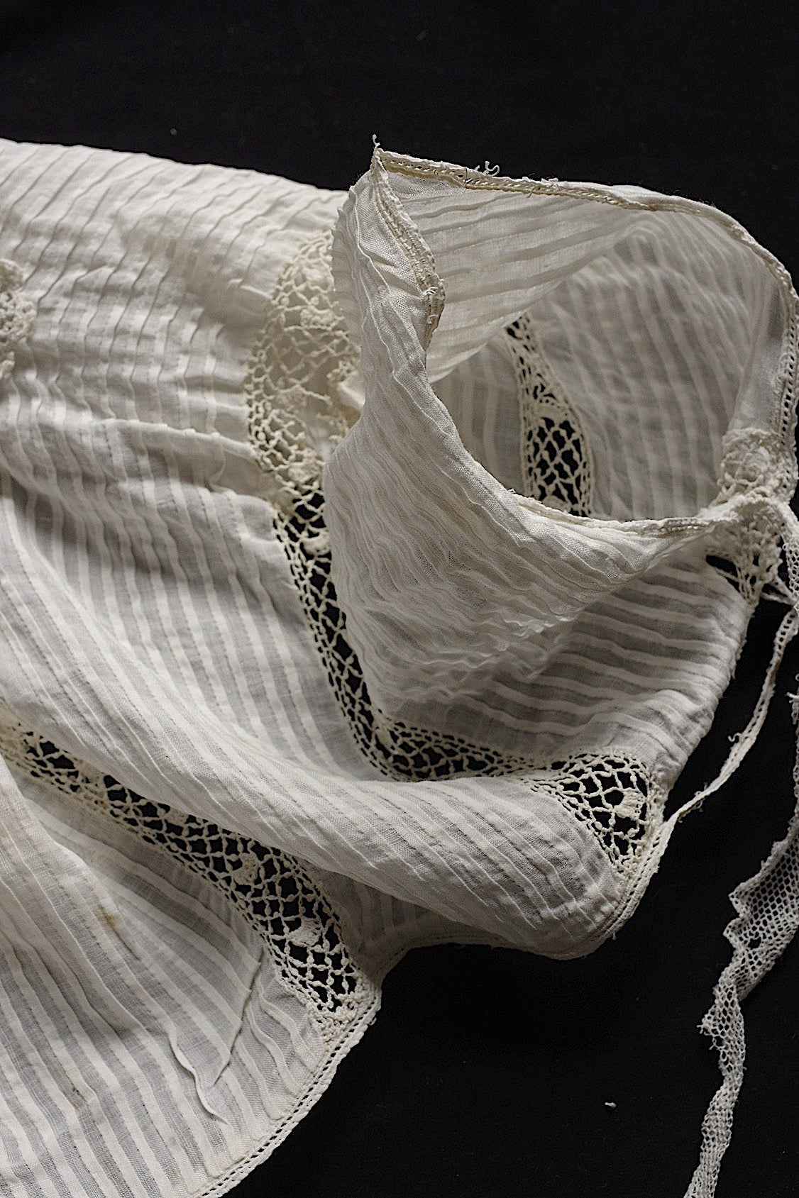 Dentelle ancienne, col n° 1, pour confection