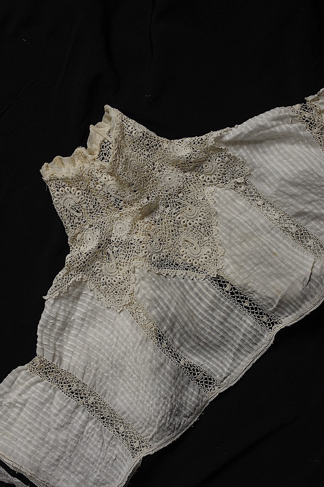 Dentelle ancienne, col n° 1, pour confection