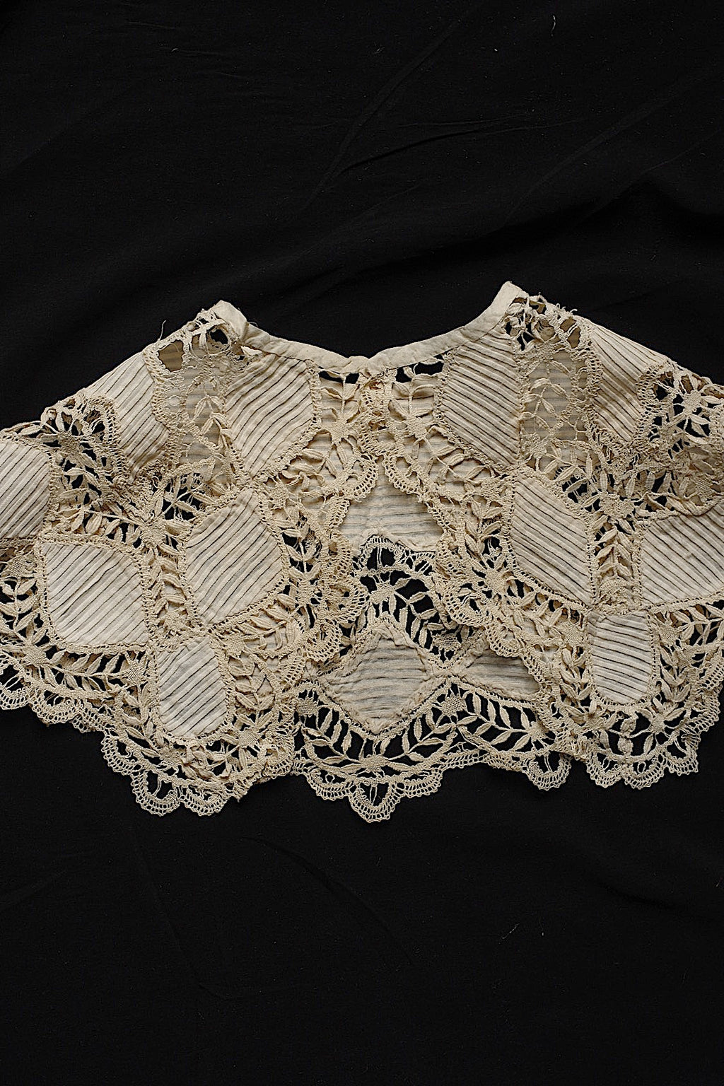 Antique Lace (dentelle ancienne) Collar 2