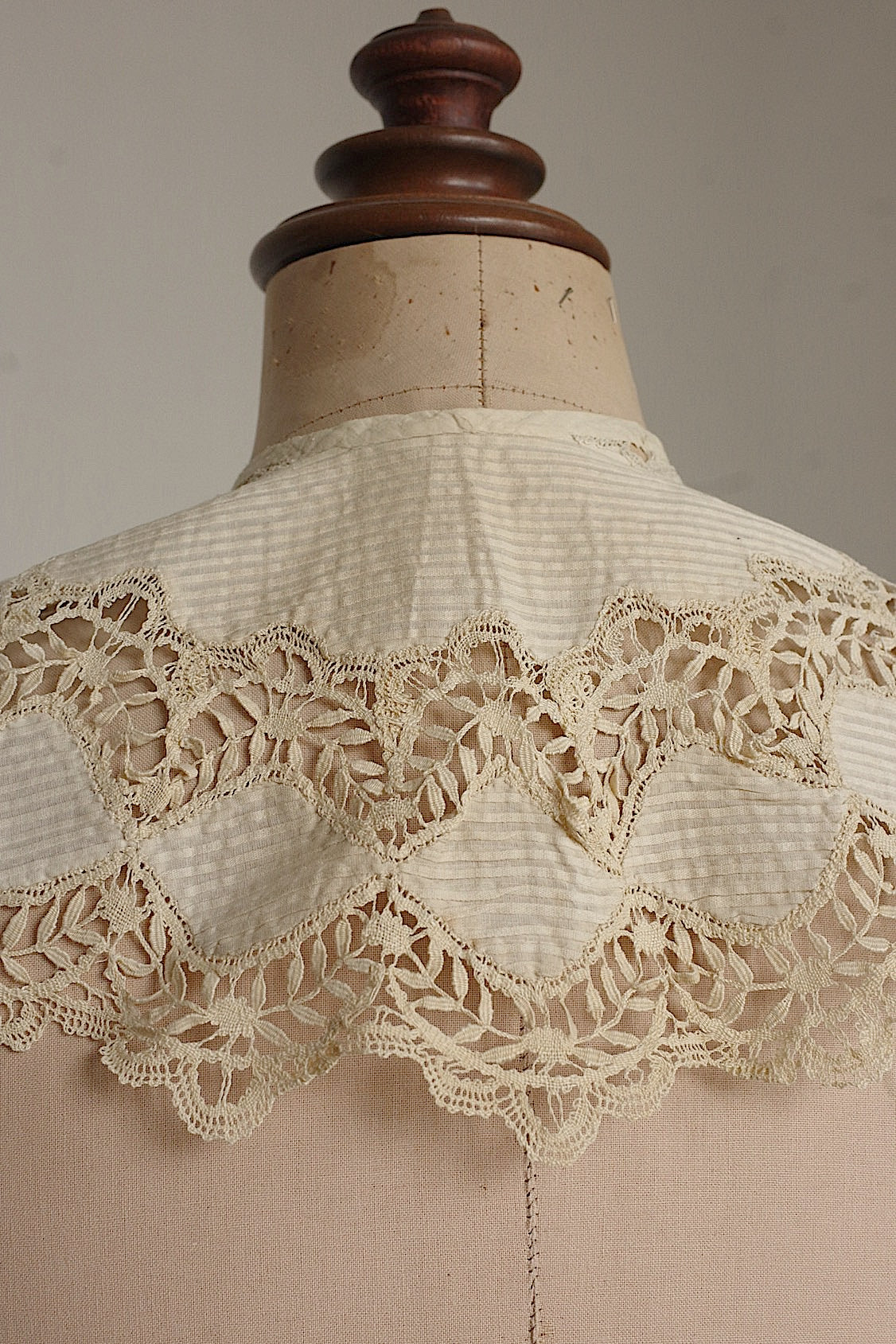 Antique Lace (dentelle ancienne) Collar 2