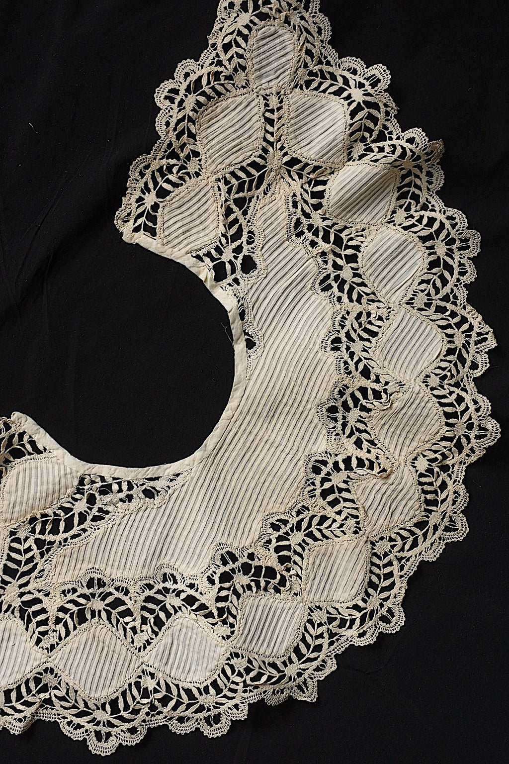 Antique Lace (dentelle ancienne) Collar 2