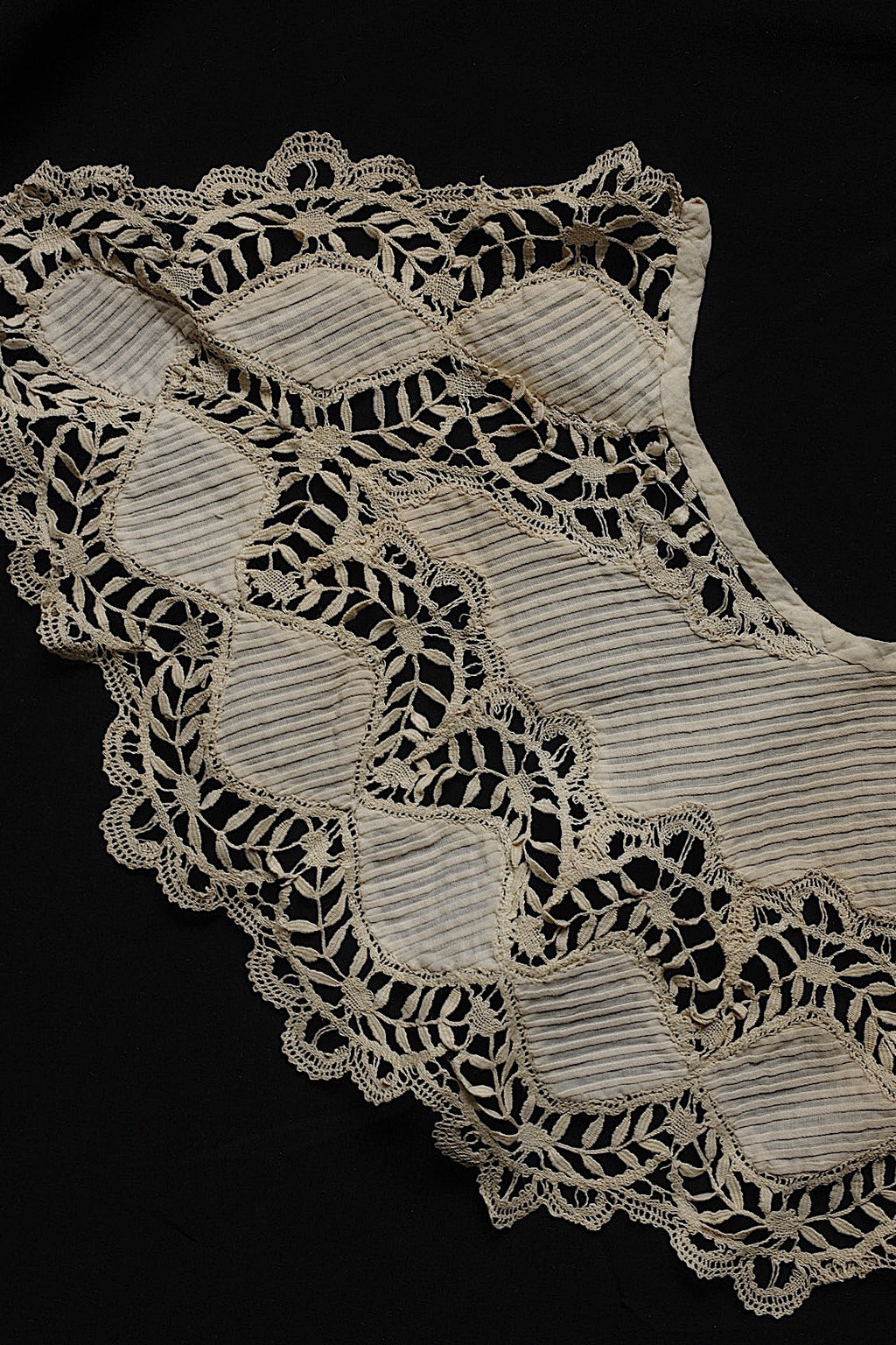 Antique Lace (dentelle ancienne) Collar 2