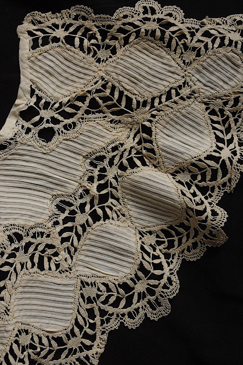 Antique Lace (dentelle ancienne) Collar 2