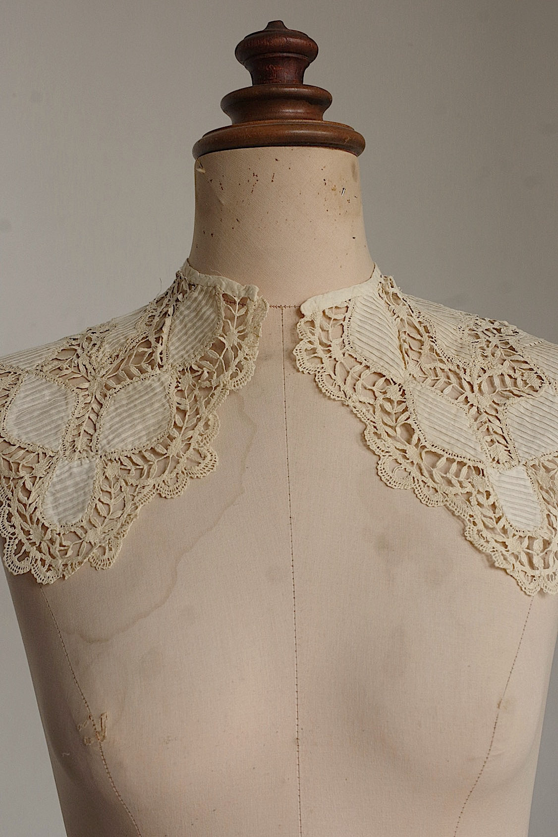 Antique Lace (dentelle ancienne) Collar 2
