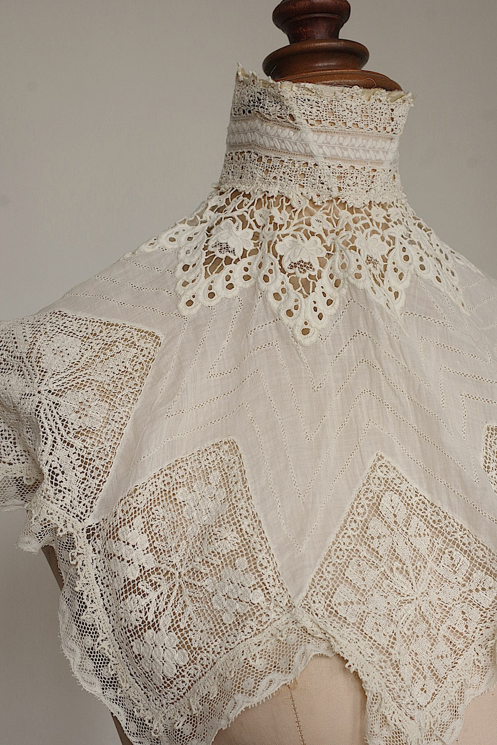 Antique Lace (dentelle ancienne) Collar 3