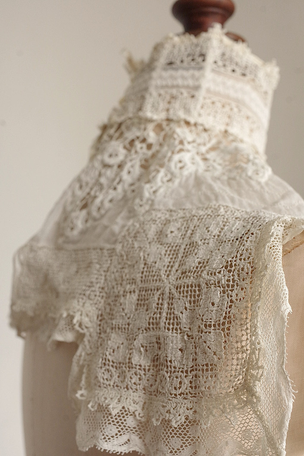 Antique Lace (dentelle ancienne) Collar 3