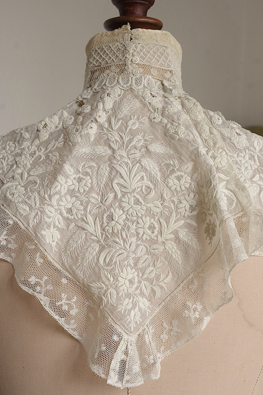 Antique Lace (dentelle ancienne) Collar 4