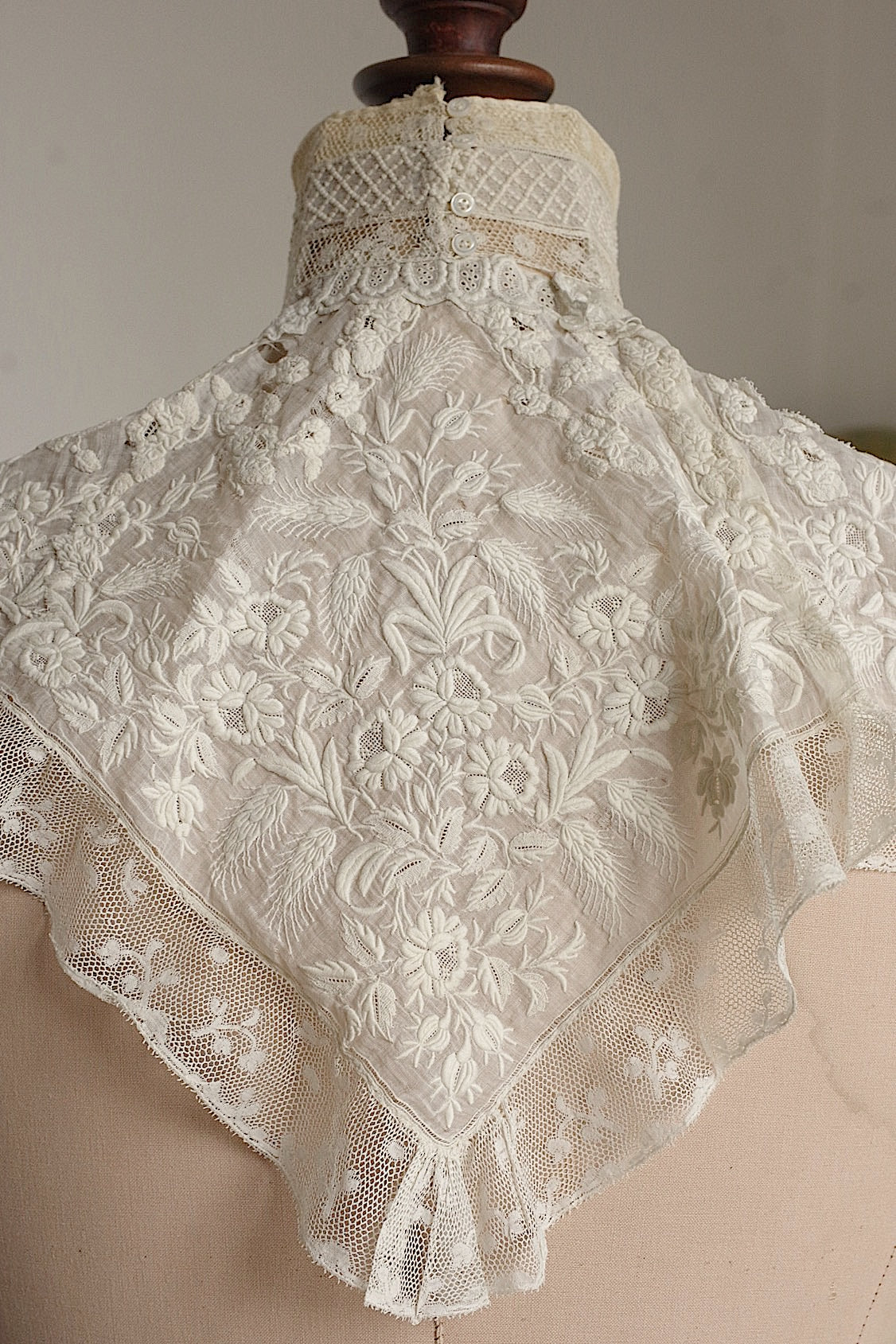Antique Lace (dentelle ancienne) Collar 4