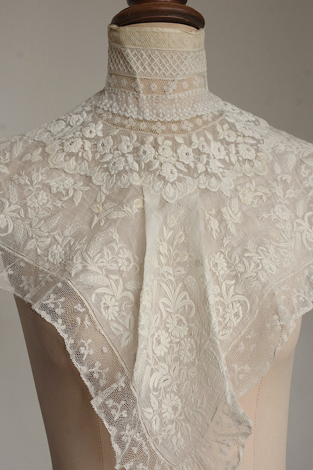 Antique Lace (dentelle ancienne) Collar 4