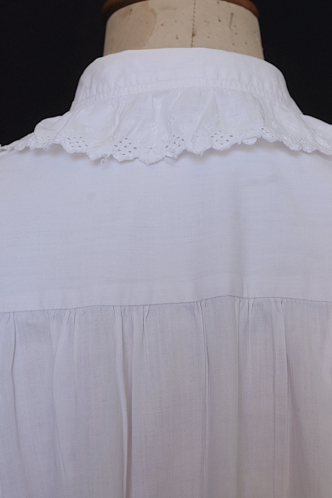 Vestido antiguo de encaje, vêtement ancien, antique