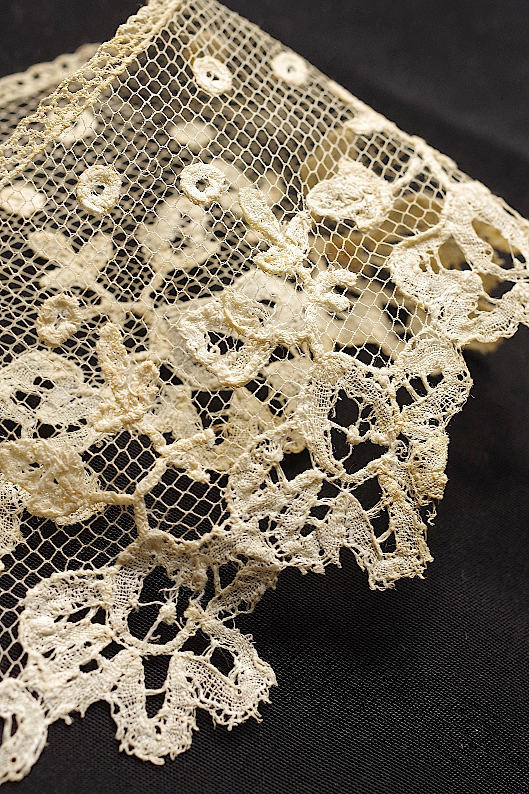 アンティークレース dentelle ancienne　小さな襟2つ