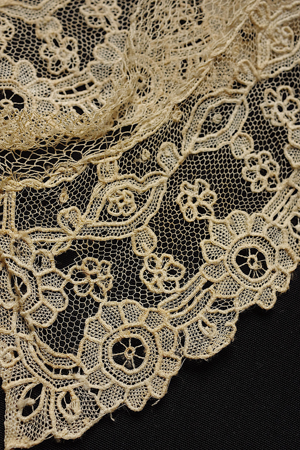 アンティークレース dentelle ancienne　小さな襟2つ