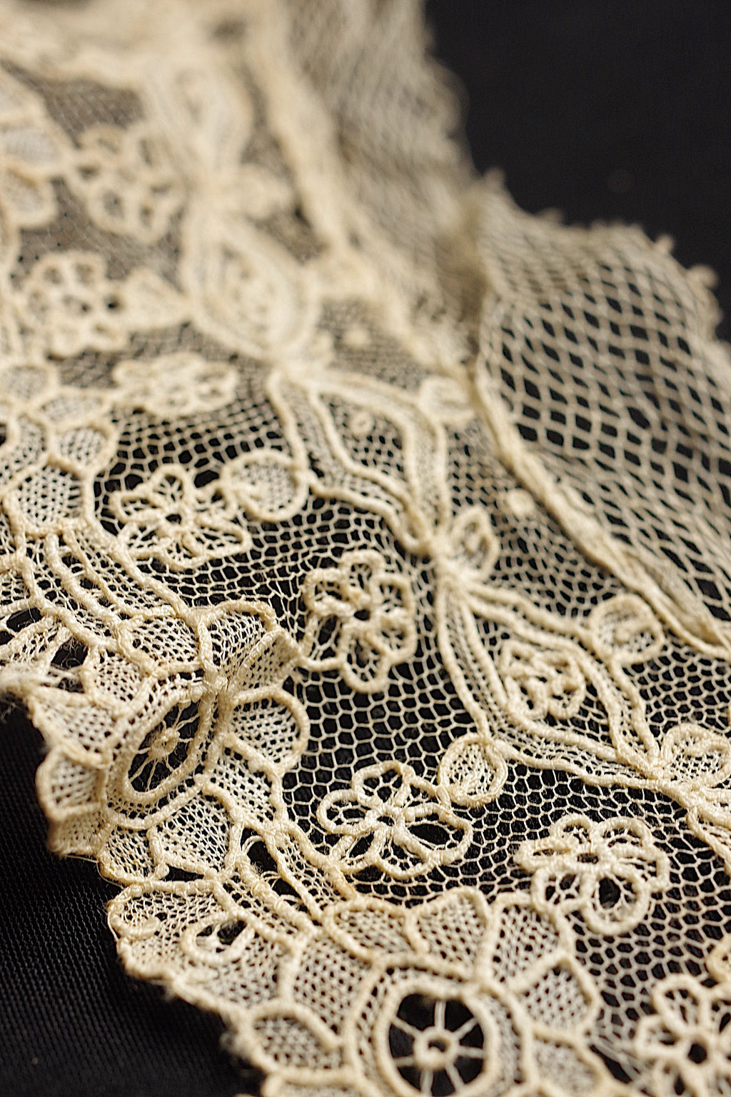 アンティークレース dentelle ancienne　小さな襟2つ