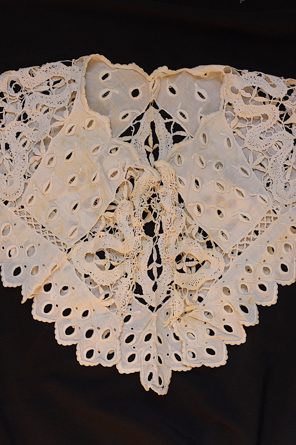 アンティークレース dentelle ancienne　刺繍ハギレ　襟　素材用