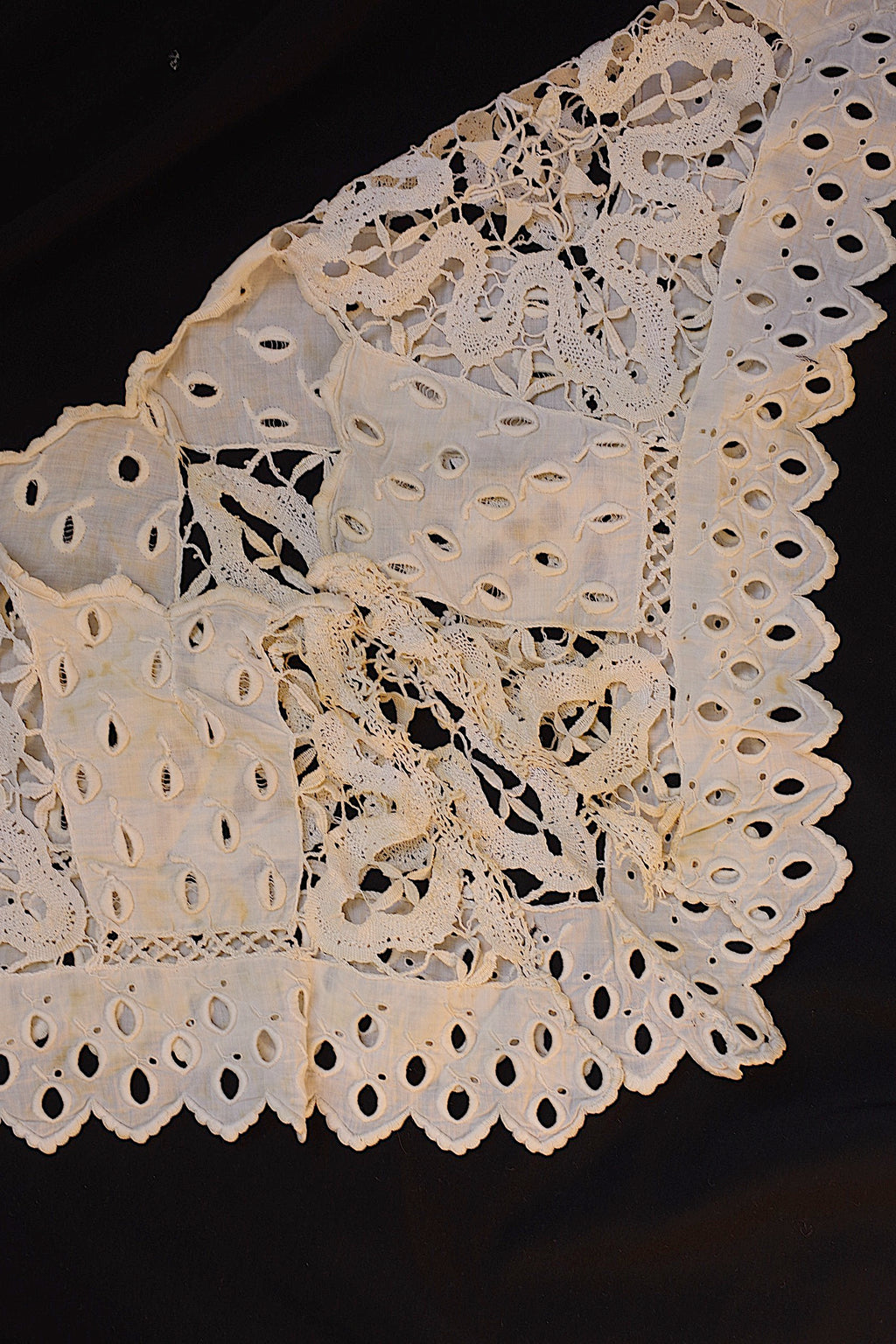 アンティークレース dentelle ancienne　刺繍ハギレ　襟　素材用