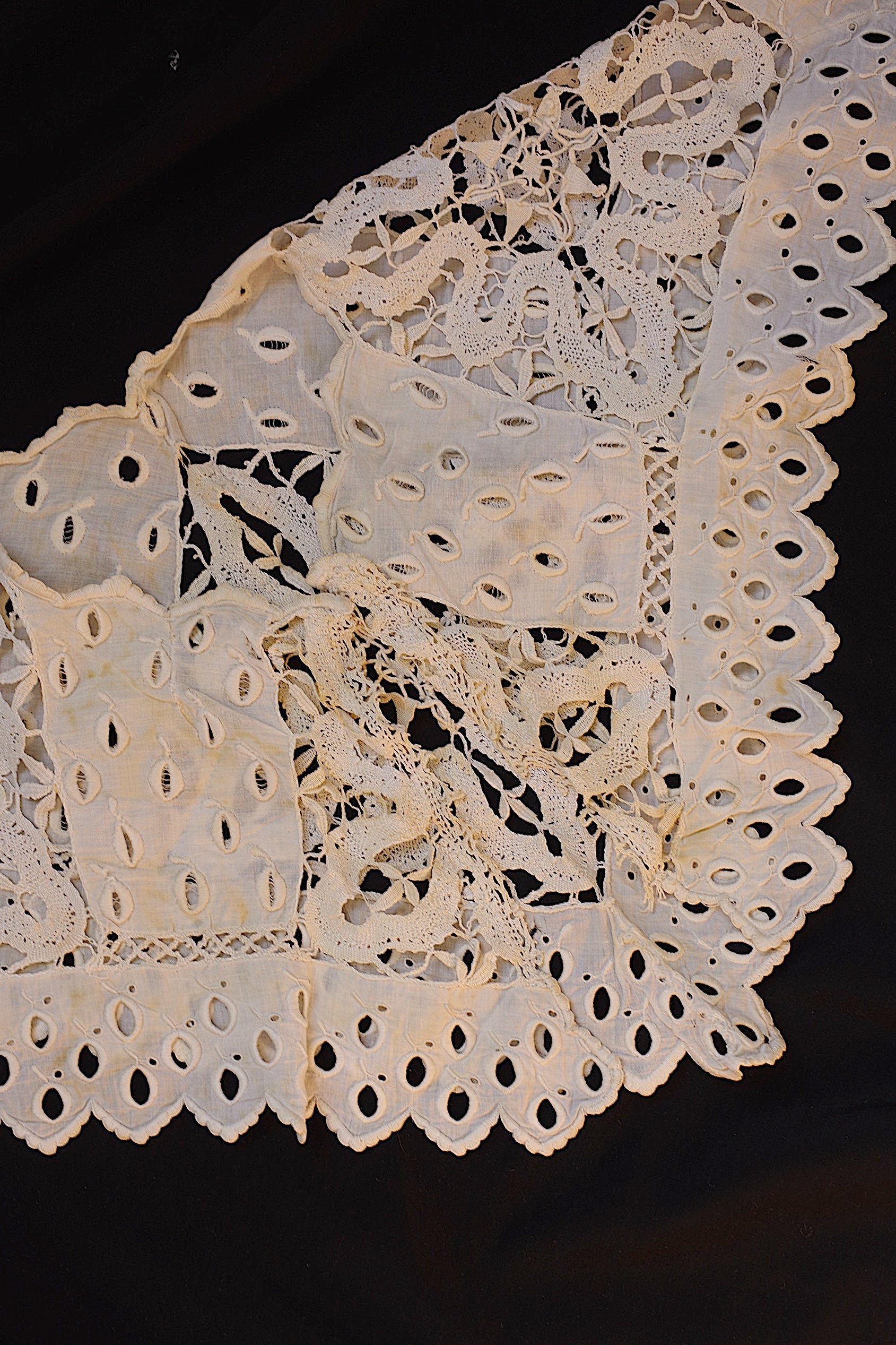 アンティークレース dentelle ancienne　刺繍ハギレ　襟　素材用