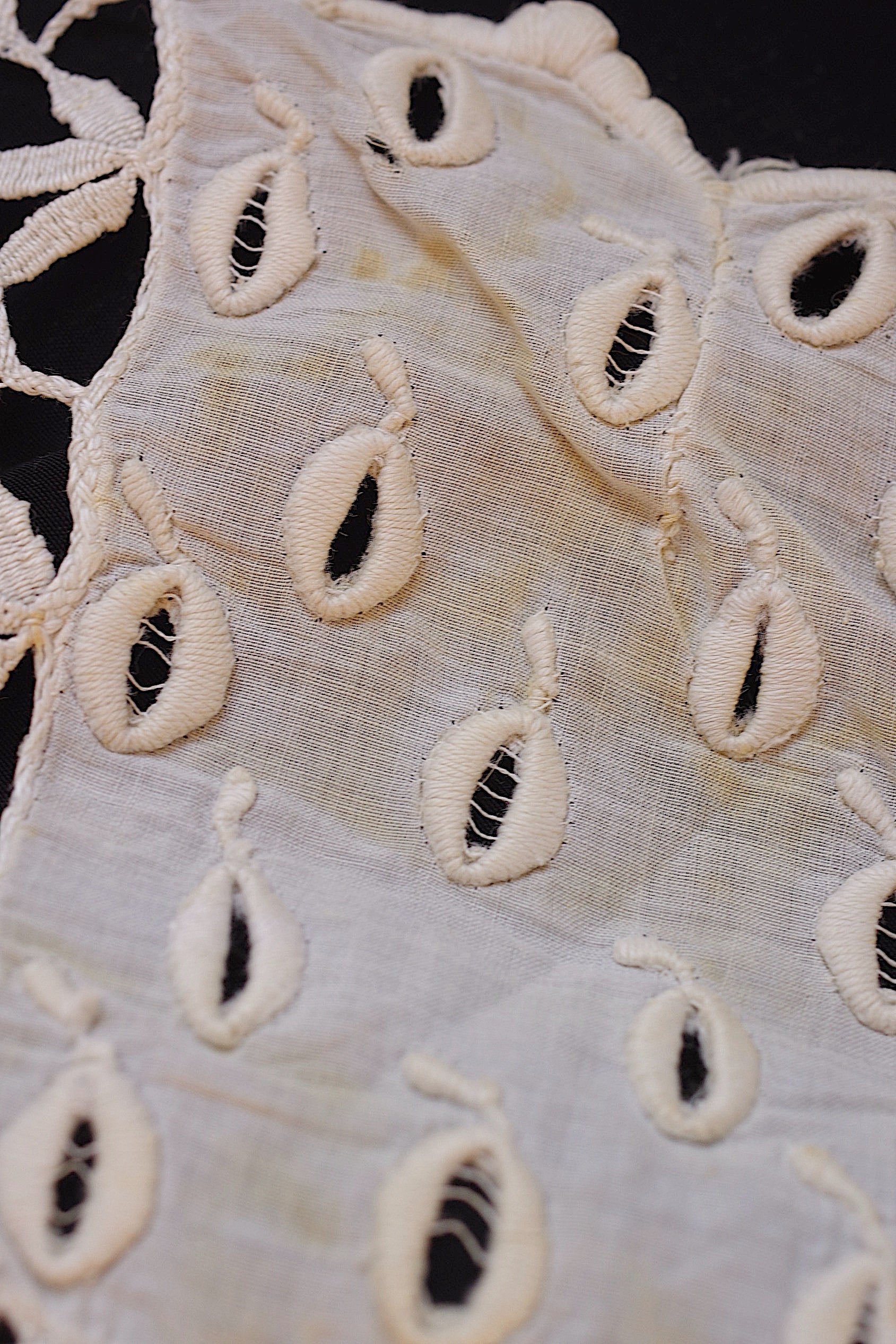 アンティークレース dentelle ancienne　刺繍ハギレ　襟　素材用