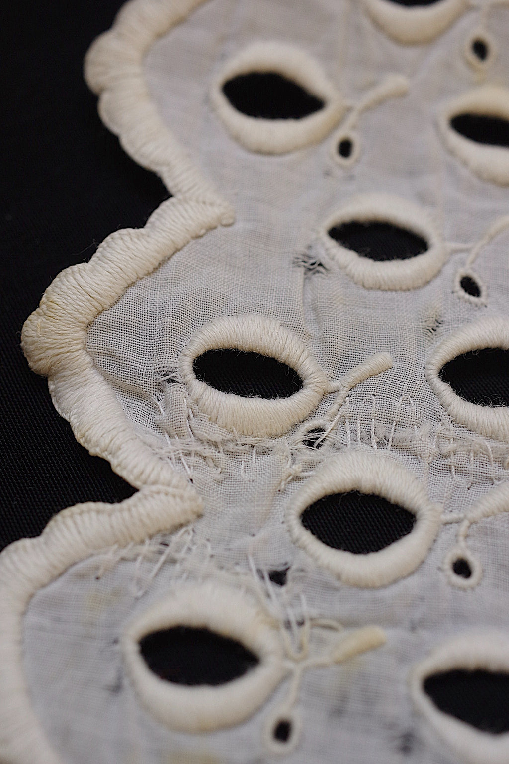 アンティークレース dentelle ancienne　刺繍ハギレ　襟　素材用