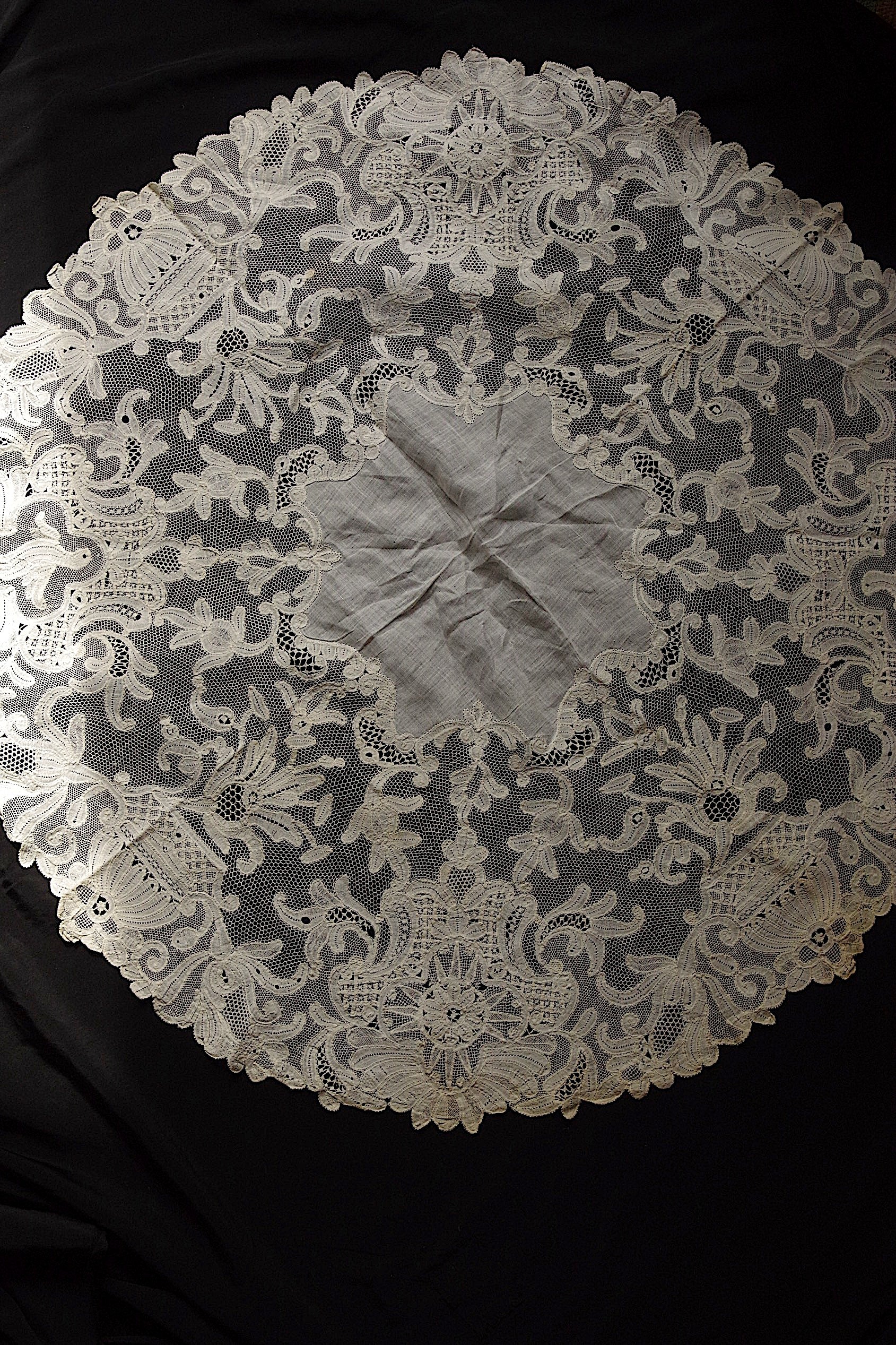 アンティークレースクロス　antique linge de maison ⚪︎